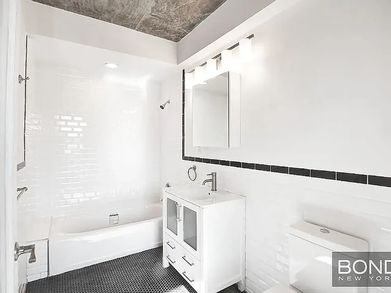 1202 Astoria Blvd #4B — Photo 4