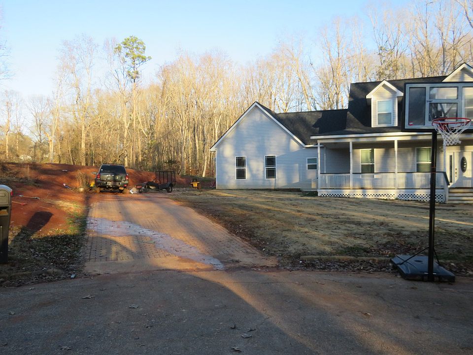 2nd image of 135 Willow Pond Ln