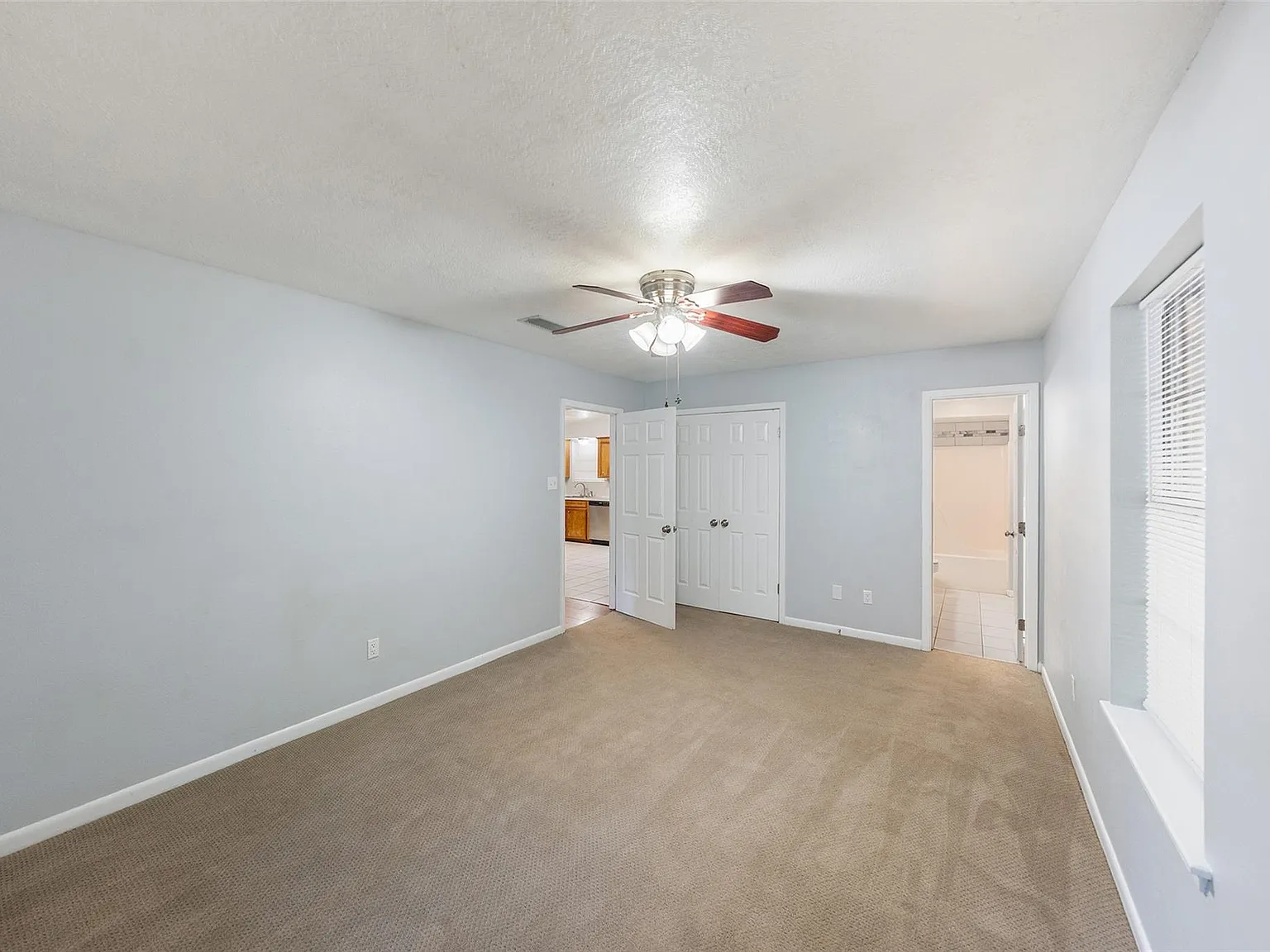 3 bed, 2.0 bath, 1305 sqft, $1,550 — Photo 4