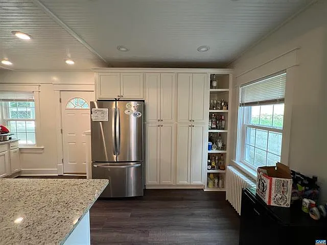 5 bed, 1365 sqft, $4,995 — Photo 2