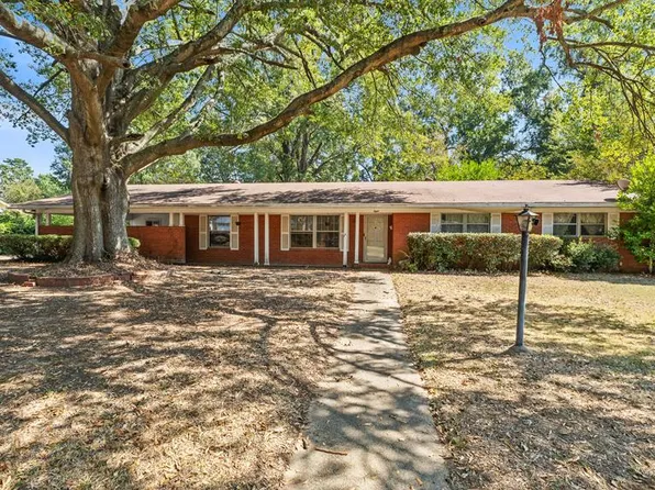 8 Holiday Ln, Texarkana, TX 75503