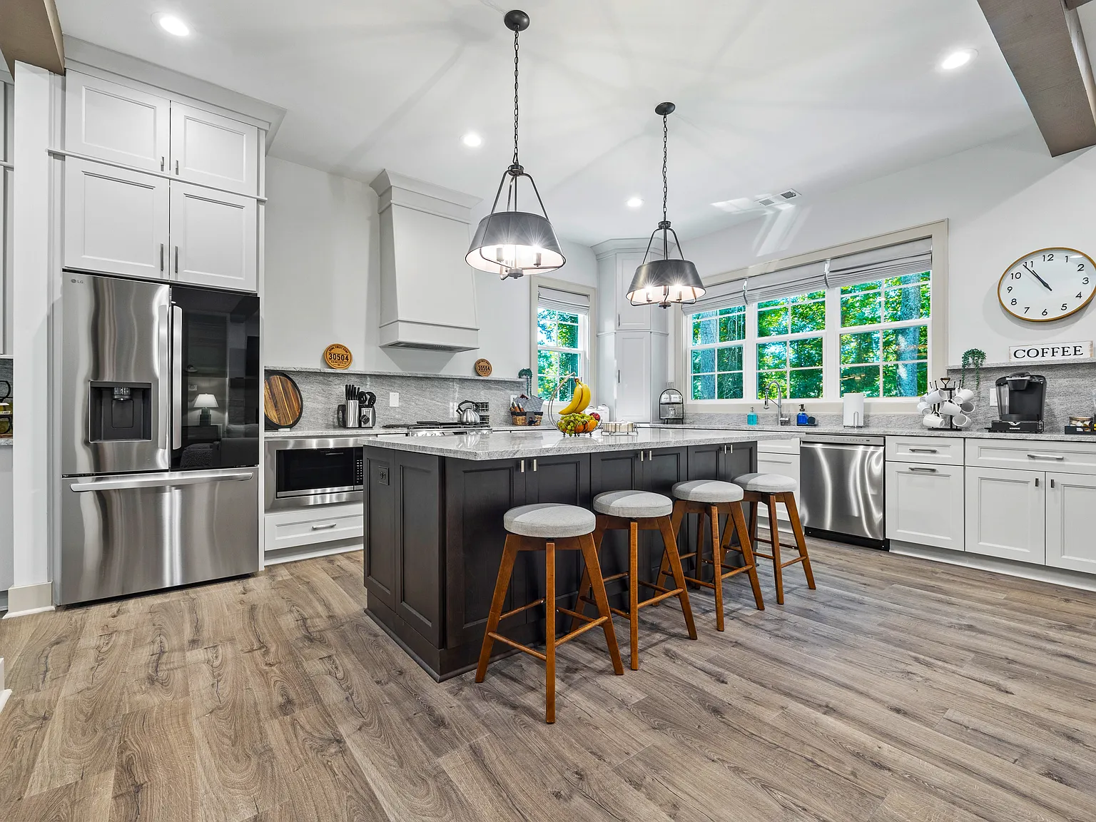 4 bed, 3.5 bath, 2500 sqft, $7,100 — Photo 4