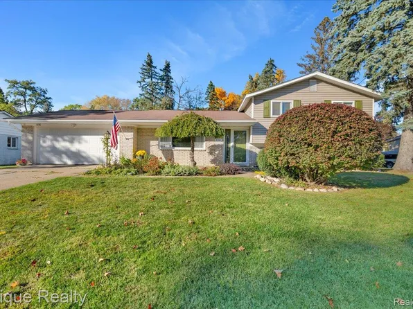 8156 Kenwick Dr, White Lake, MI 48386