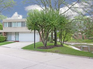155 Avon Rd, Northbrook, IL 60062