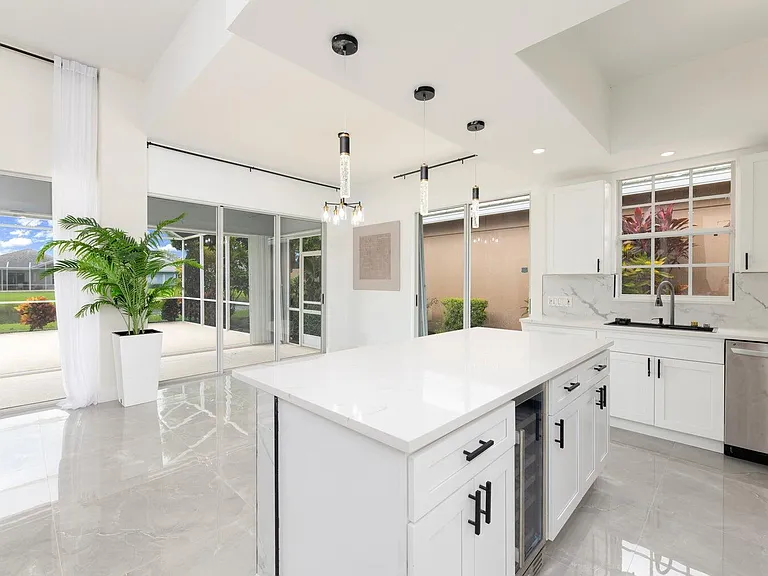 249 NW Bentley Cir — Photo 10