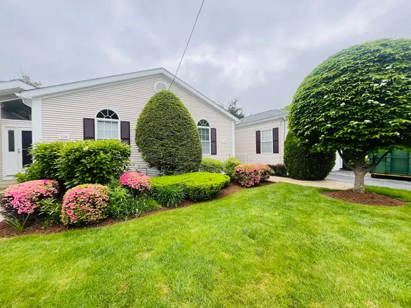 108 Orchard Meadows Dr, Smithfield, RI 02917