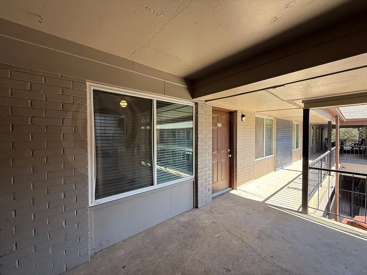 2 bed, 1.0 bath, 880 sqft, $1,170 — Photo 2