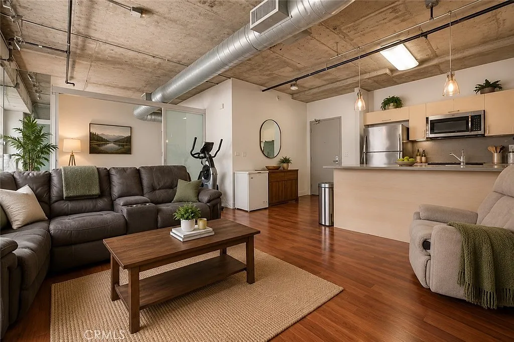 2 bed, 1020 sqft, $2,800 — Photo 2