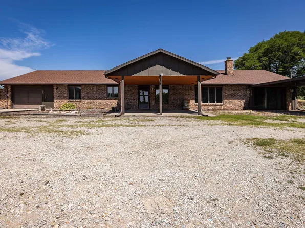 1621 NE 70th St, Topeka, KS 66617