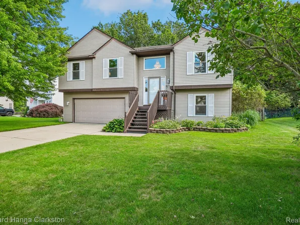 2787 Riverside Dr, Waterford, MI 48329