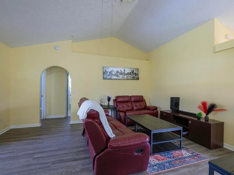 353 NW Ferris Dr — Photo 13