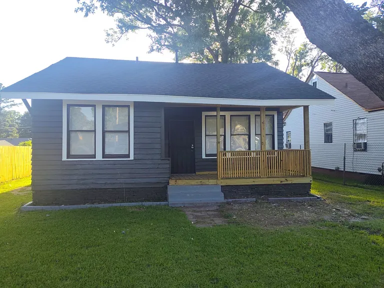 735 Kent St — Photo 1