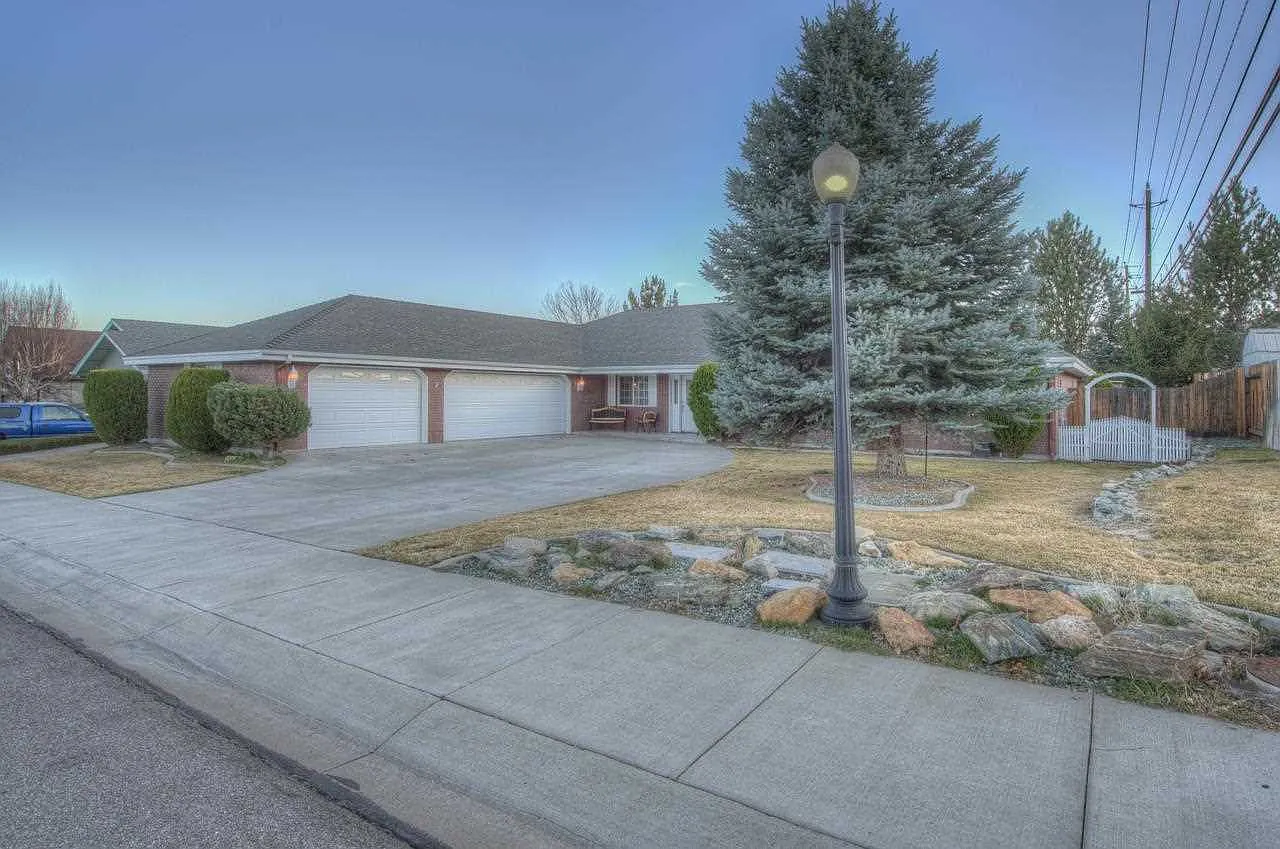 1679 Pinoak Ln photo 1