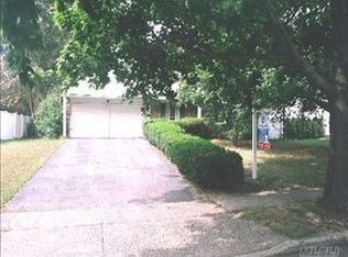 10 Dover Hill Dr, Nesconset, NY 11767
