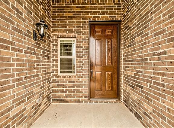 5th image of 1053 Weeping Oak Dr