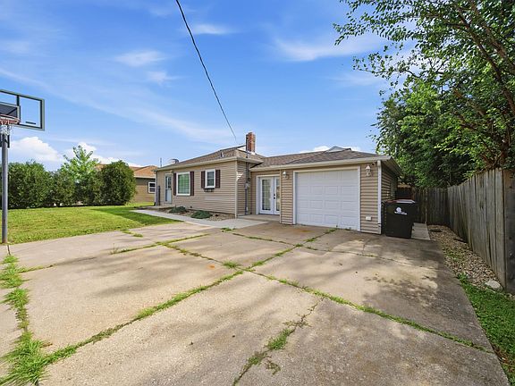 3rd image of 105 Sterling St