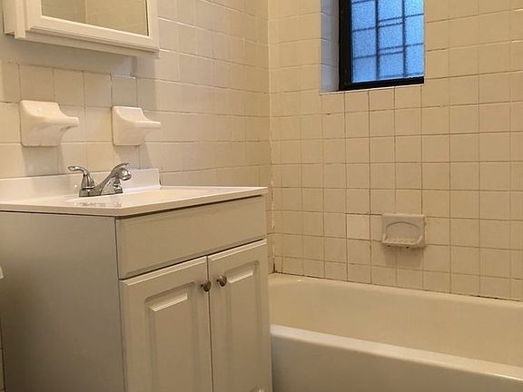 5th image of 1 Parade Pl APT 18