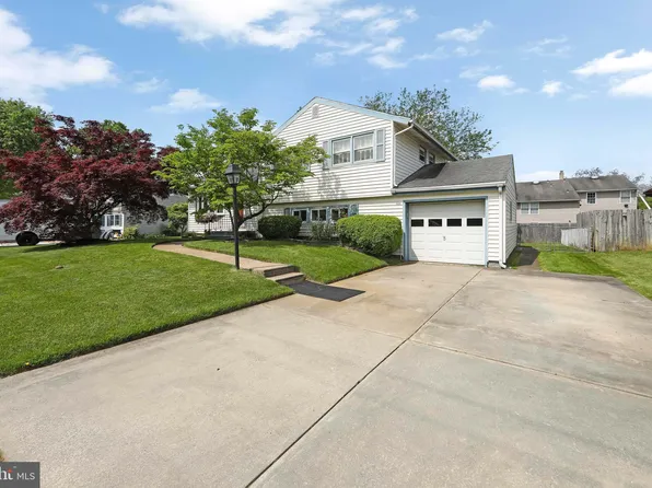 4 Briar Rd, Maple Shade, NJ 08052