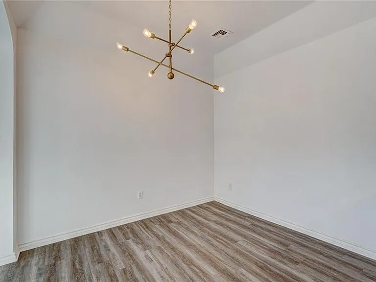 300 Glen Dr — Photo 15