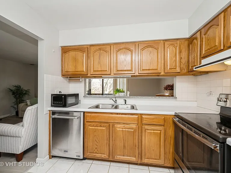 260 E Court Of Shorewood #4 — Photo 5