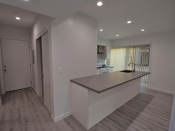 5th image of 616 N Alexandria Ave APT 4