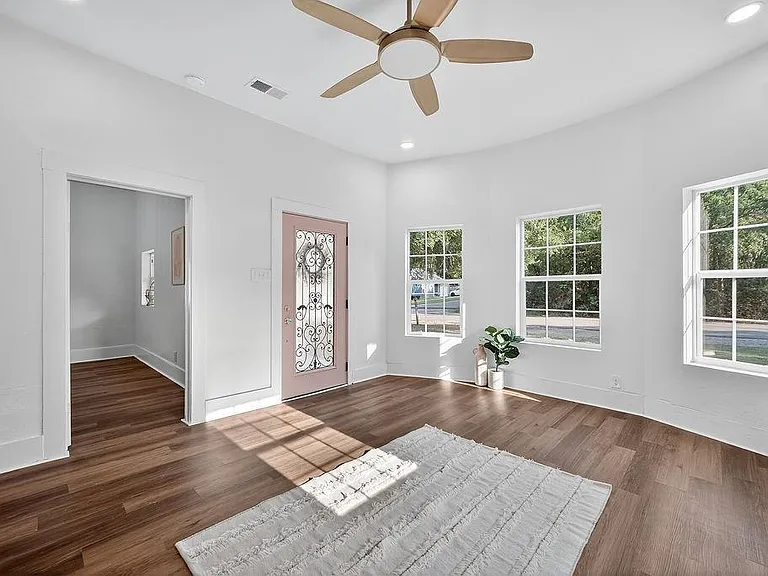 531 E Shepherd St — Photo 3