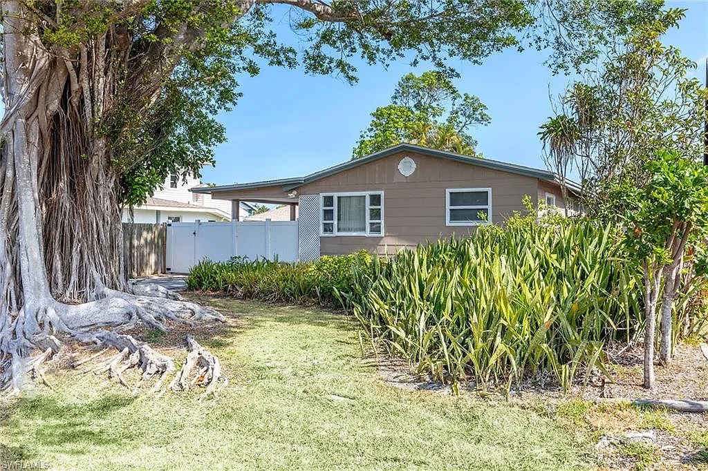 2 bed, 1.0 bath, 845 sqft, $2,300 — Photo 1