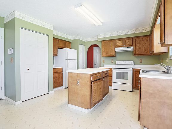 3rd image of 7572 Braeburn Ct