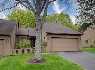 8 Sky Ridge Dr, Rochester, NY 14625