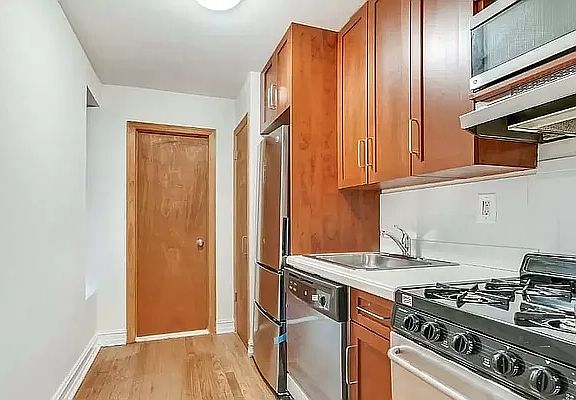3rd image of 215 E 84th St APT 3D