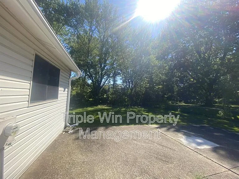 2372 Rockymont Dr — Photo 4