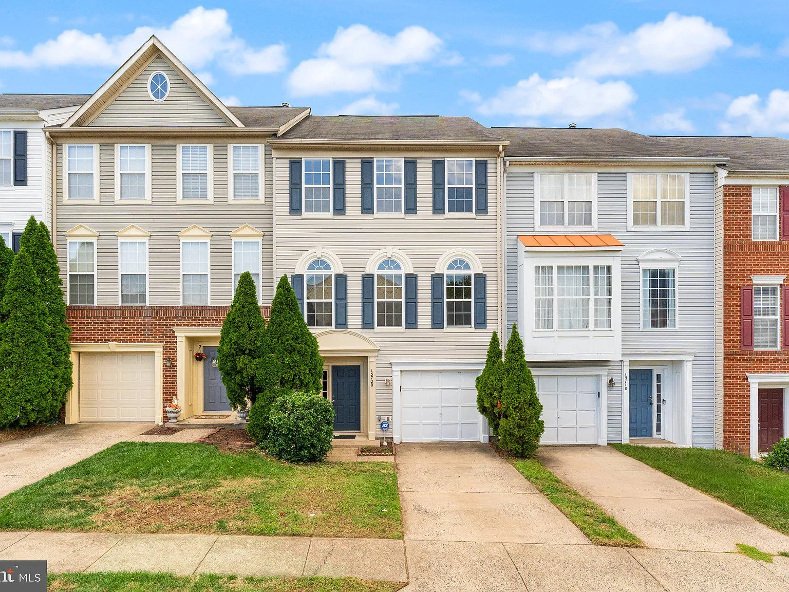 3 bed, 4.0 bath, 2650 sqft, $2,800 — Photo 2