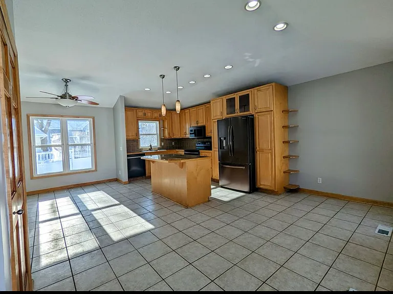 8778 Hawthorne Dr — Photo 2