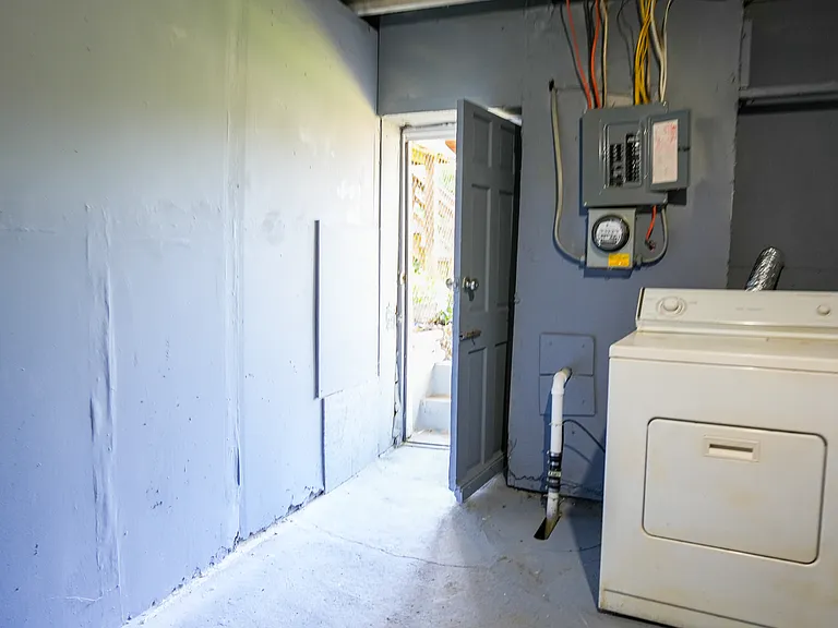 Clarence Ave — Photo 12