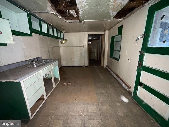 4th image of 125 N Queen St