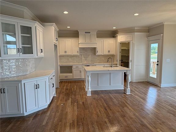 4th image of 1011 Poplar Ln