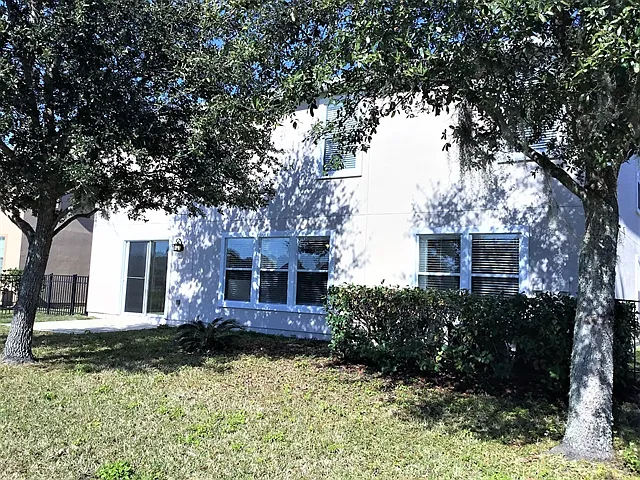 385 Bostwick Cir — Photo 16