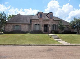 221 Saint James Pl, Grenada, MS 38901