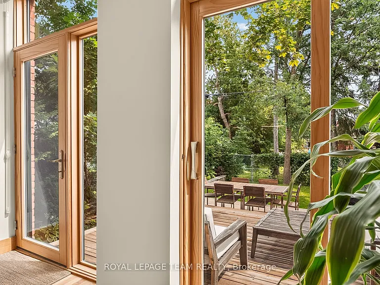 66 Ivy Cres — Photo 4