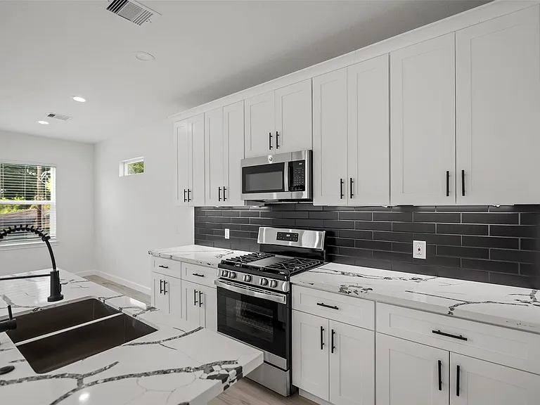 1078 Saint Clair St #B — Photo 12