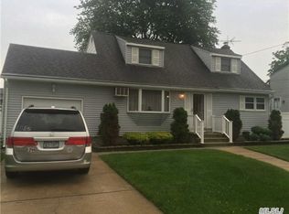 8 Brookwood Dr, Massapequa Park, NY 11762