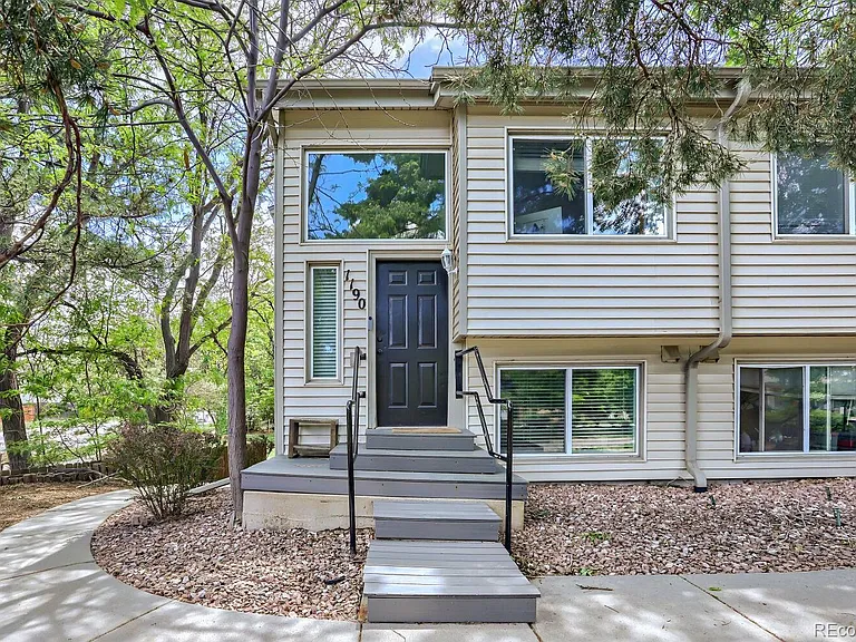 1190 Poplar Ave — Photo 2