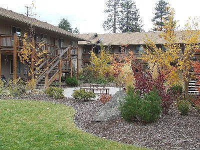 SE Bend 2 Bed/1 Bath Condo - Cascade Courtyard — Photo 2