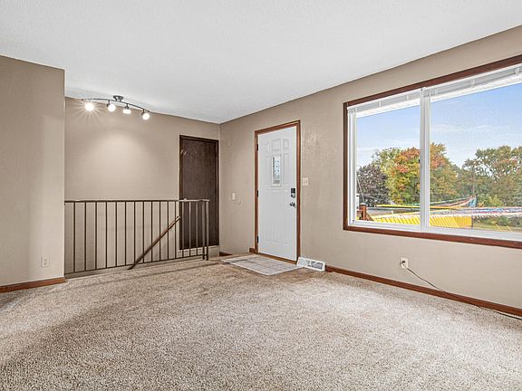 3rd image of 753/755 Robert St S