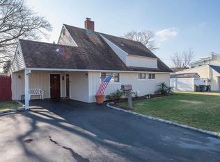 572 Sand Hill Rd, Wantagh, NY 11793