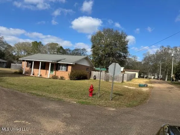 813 Meadowbrook Ln, Tylertown, MS 39667