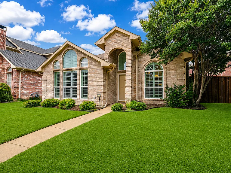 524 Raintree Cir — Photo 1