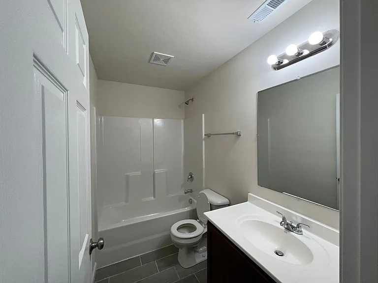 3 Bedroom 2 Bath 2 car garage Home on 5 acres — Photo 3