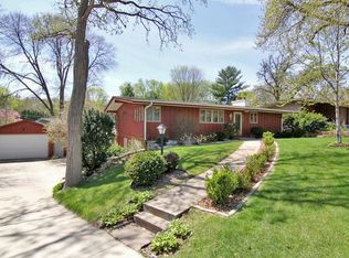 2305 Meadow Ln NE, Cedar Rapids, IA 52402