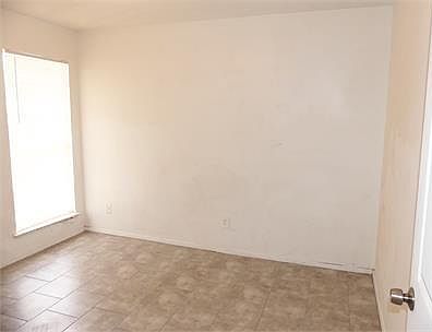 5th image of 701 Oakwood Ln APT 3